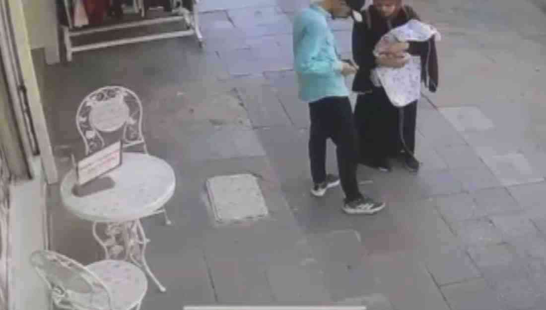 İstanbul Bağcılar’da gümüş dükkanı işleten Sezer Mahmut, bankaya gitmek üzere