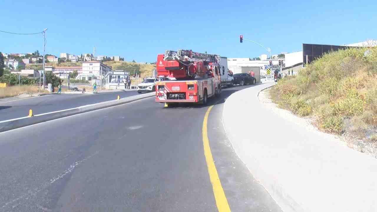 Yokuşta Kontrolden Çıkan Kamyonet Zincirleme Kazaya Neden Olduİstanbul Başakşehir’de sabah