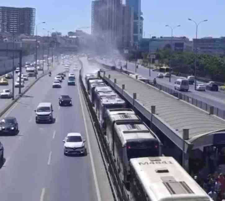 İstanbul Beylikdüzü’nde Haramidere Metrobüs Durağı’nda durakta yolcu indiren bir metrobüsün
