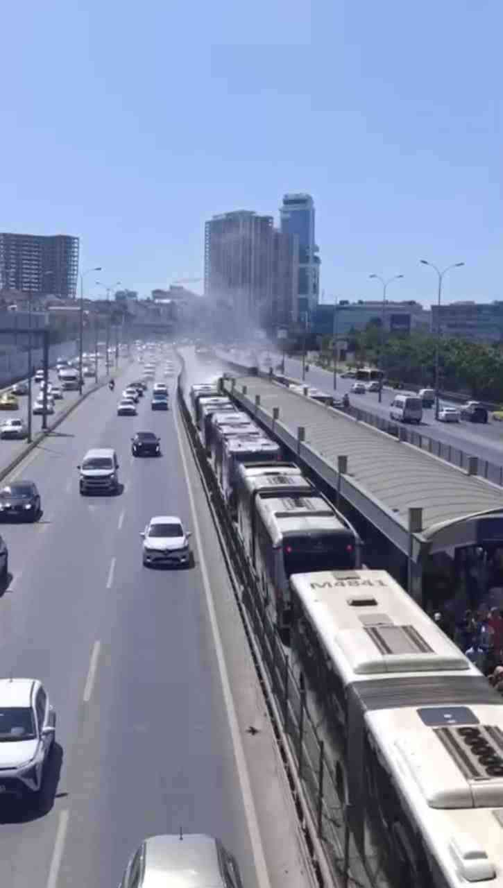 İstanbul Beylikdüzü’nde Haramidere Metrobüs Durağı’nda durakta yolcu indiren bir metrobüsün