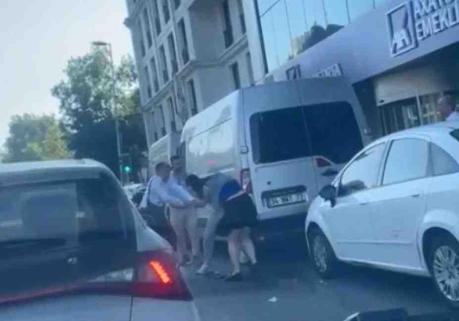 İstanbul Beyoğlu’nda bir kadın yolcu, takside sigara içtiği için kendisini