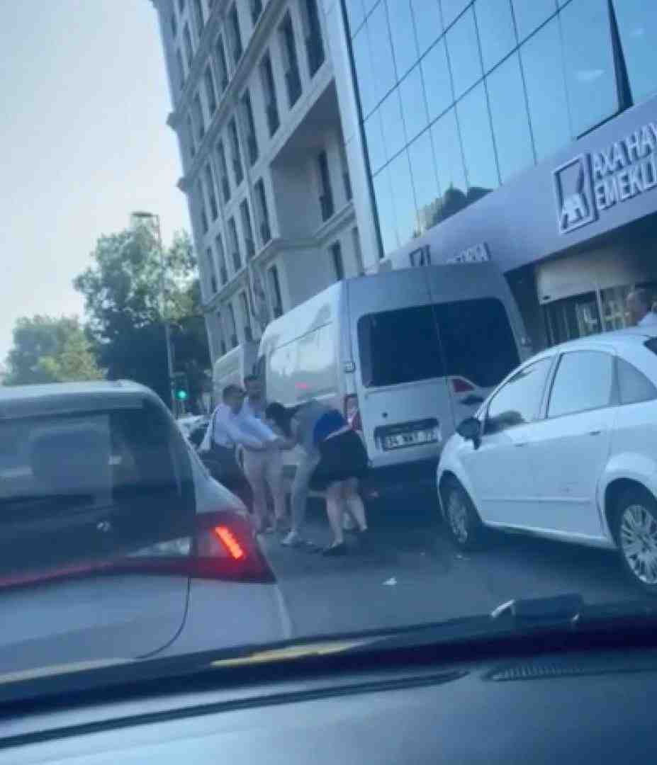 İstanbul Beyoğlu’nda bir kadın yolcu, takside sigara içtiği için kendisini