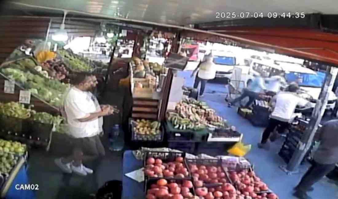 Esenyurt’ta Marketin Manav Bölümünde Yıkım Gerginliği: Zabıta ile İş Yeri Sahipleri Arasında Arbede Yaşandı İstanbul Esenyurt’ta kaldırımı işgal ettiği gerekçesiyle bir marketin manav bölümü