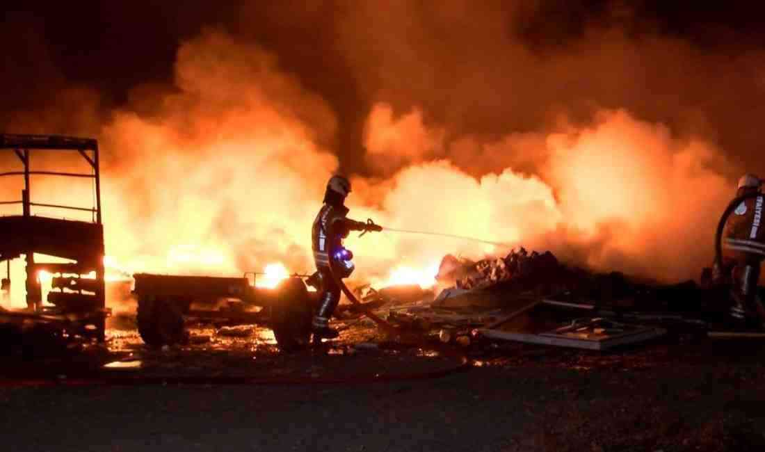 İstanbul Eyüpsultan’da bir lastik deposunda çıkan yangın, gece yarısı paniğe
