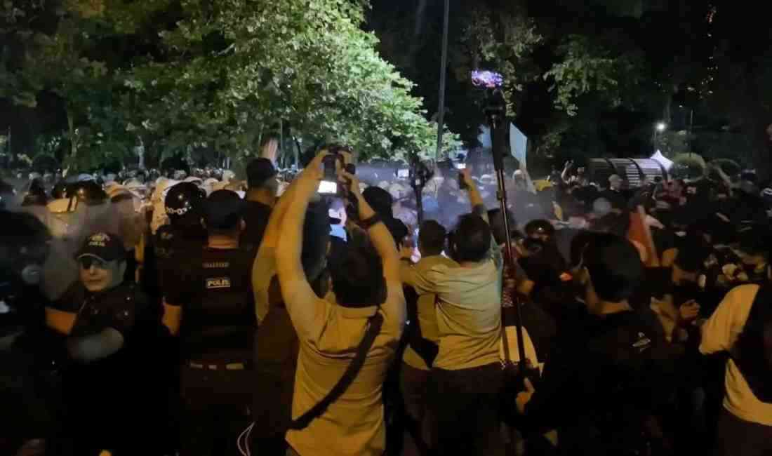 Polise Yabancı Madde Atıldıİstanbul Saraçhane’de CHP tarafından düzenlenen miting sırasında