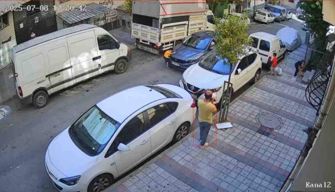 Bir Anda Yola Çıktı, Araç Çarpmasıyla Savrulduİstanbul Sultangazi’de dün saat