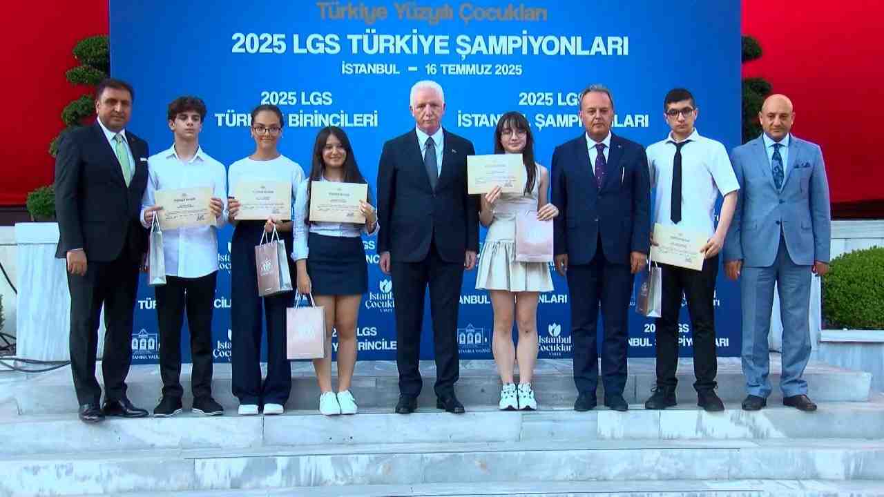 500 Tam Puan Alan Öğrenciler Valilikte ÖdüllendirildiLiselere Geçiş Sınavı’nda (LGS)