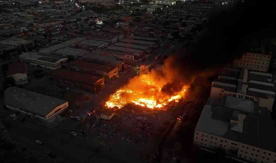 İZMİR’in Bornova ilçesinde, boş bir arsada bulunan çöpler alev aldı.