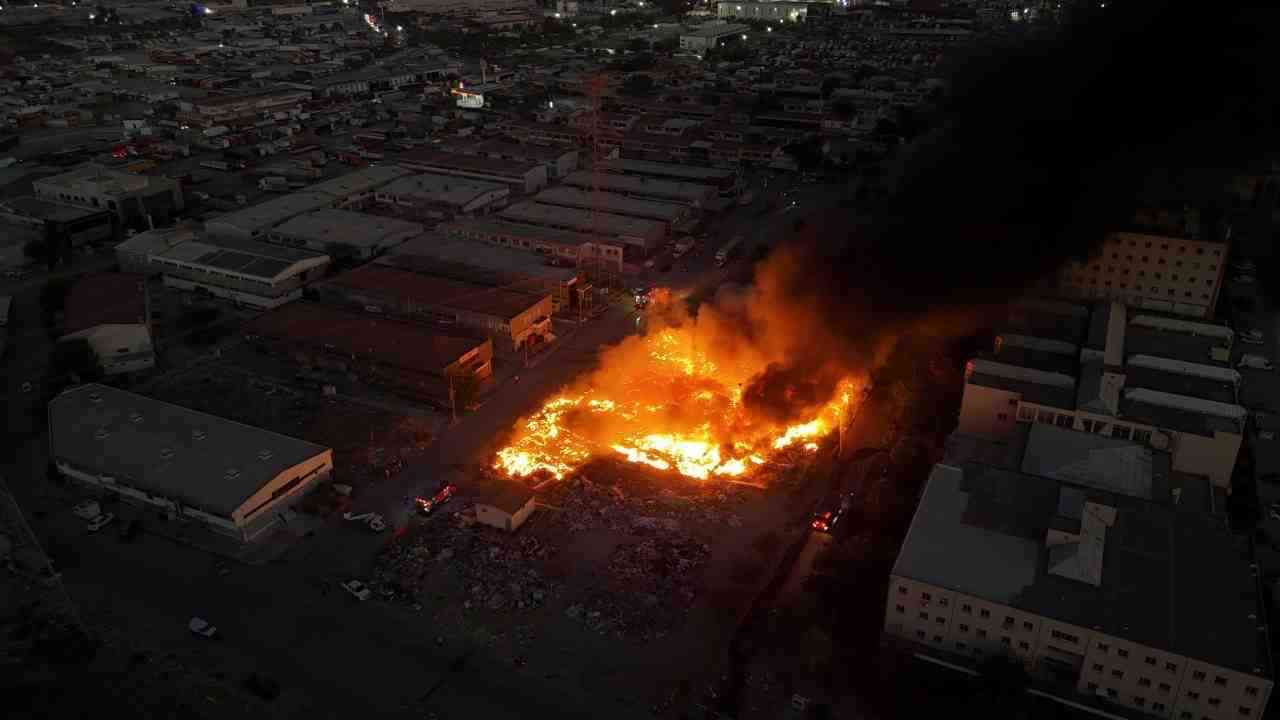 İZMİR’in Bornova ilçesinde, boş bir arsada bulunan çöpler alev aldı.