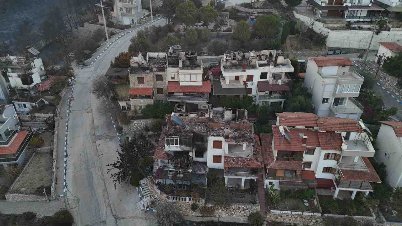 İzmir’in Menderes ve Seferihisar ilçeleri arasında çıkan orman yangını, 3.