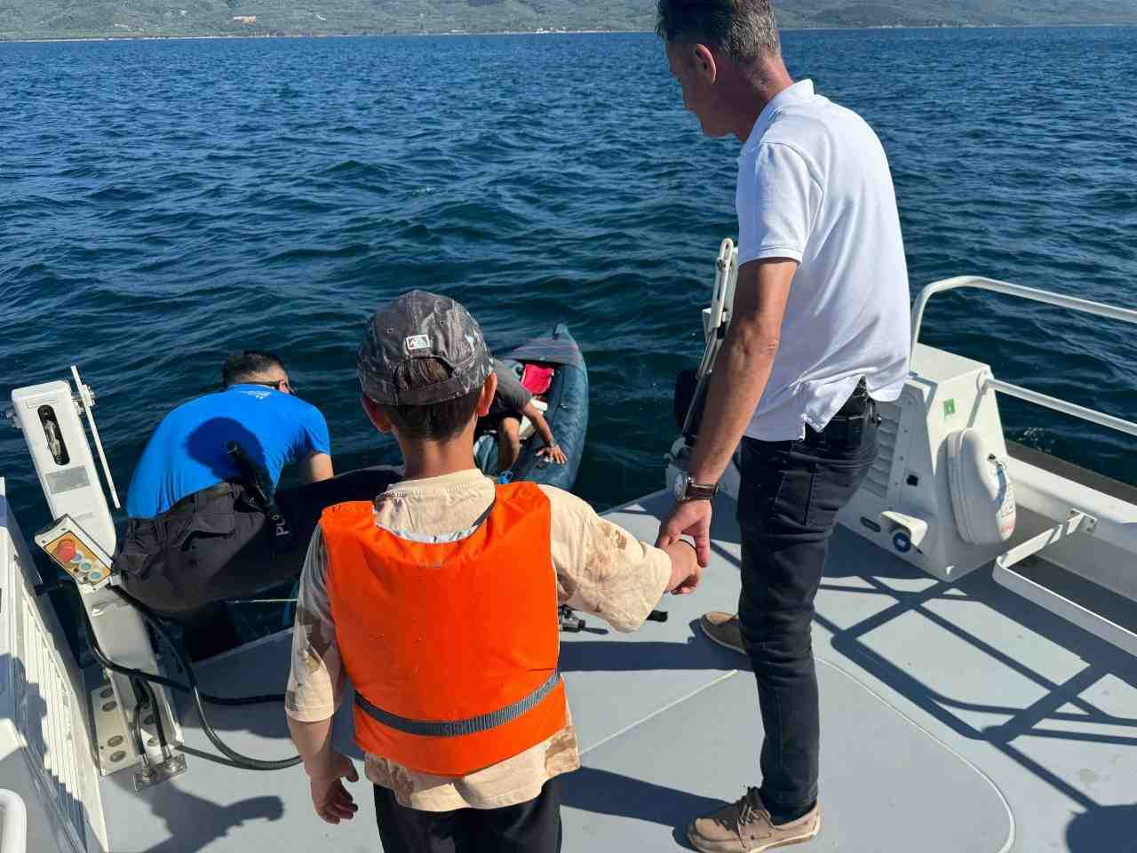 Rüzgarın etkisiyle açığa sürüklenen kano güvenli şekilde karaya ulaştırıldıBalıkesir’in Erdek