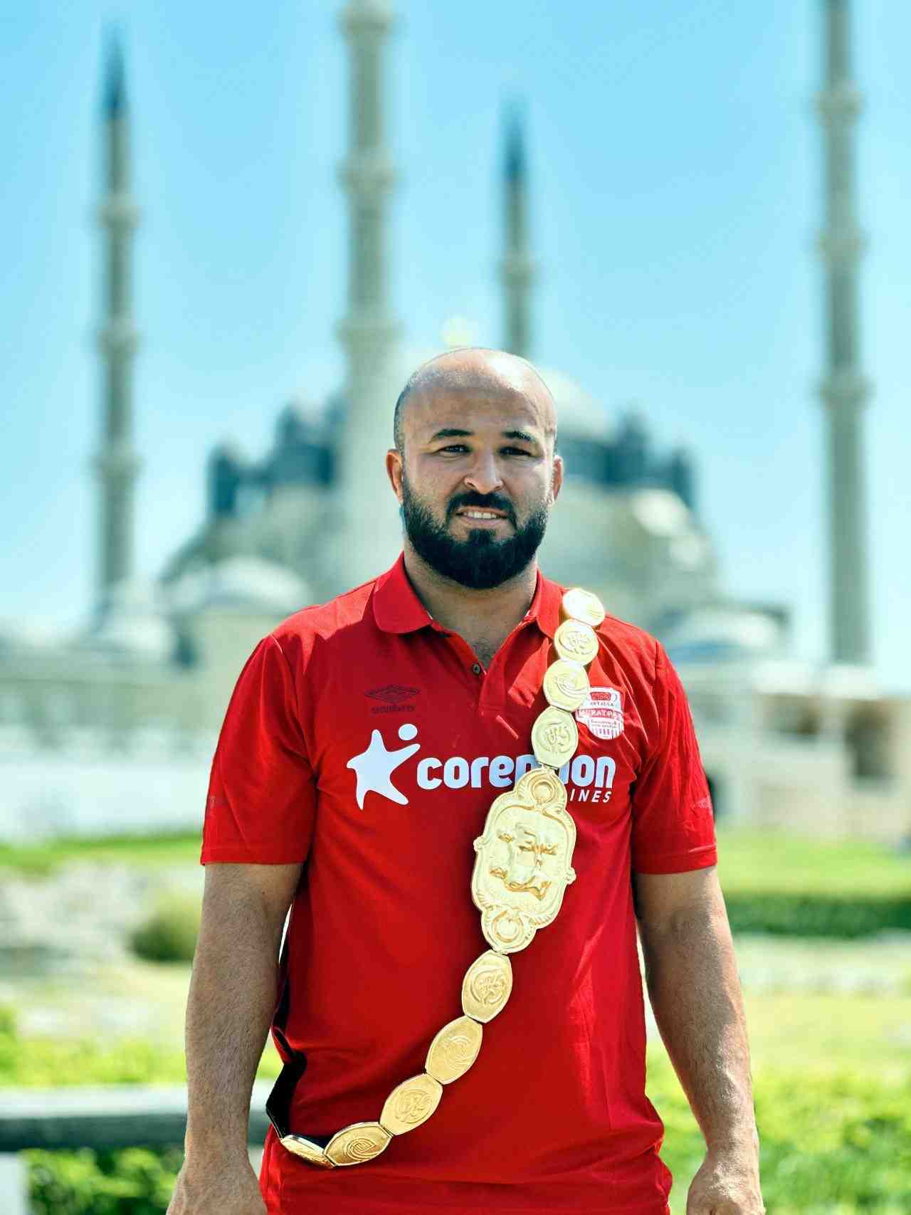 Edirne’de bu yıl 664’üncüsü düzenlenen Tarihi Kırkpınar Yağlı Güreşleri’nin başpehlivanı
