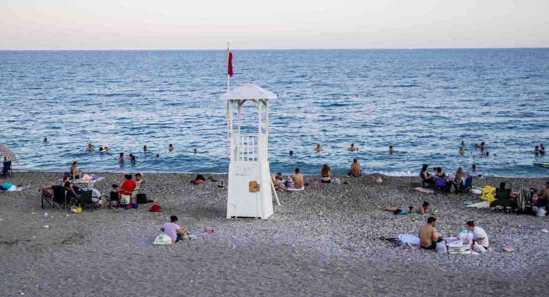 Gündüz Kalabalığı, Gece de Devam Ediyor Antalya’nın en popüler plajlarından
