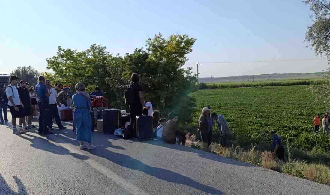 Konya’nın Karapınar ilçesinde yolcu otobüsünün şarampole inip ağaçlara çarpması sonucu