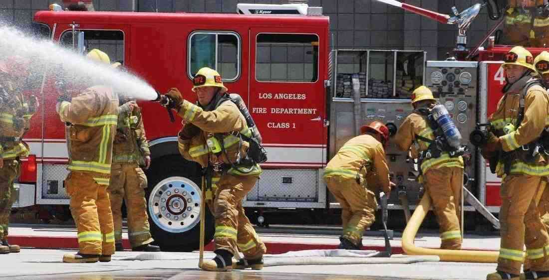 ABD’nin California eyaletine bağlı Los Angeles kentinde çıkan orman yangınına