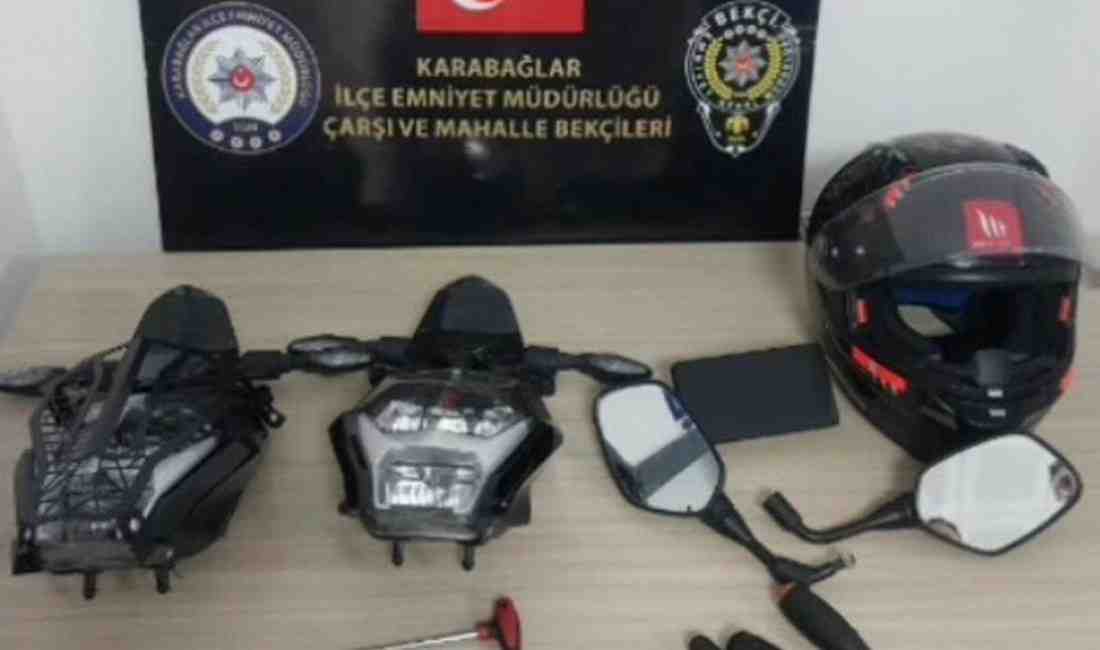 İzmir’in Karabağlar ilçesinde devriye gezen polis ekipleri, motosikletlerden parça çalmaya