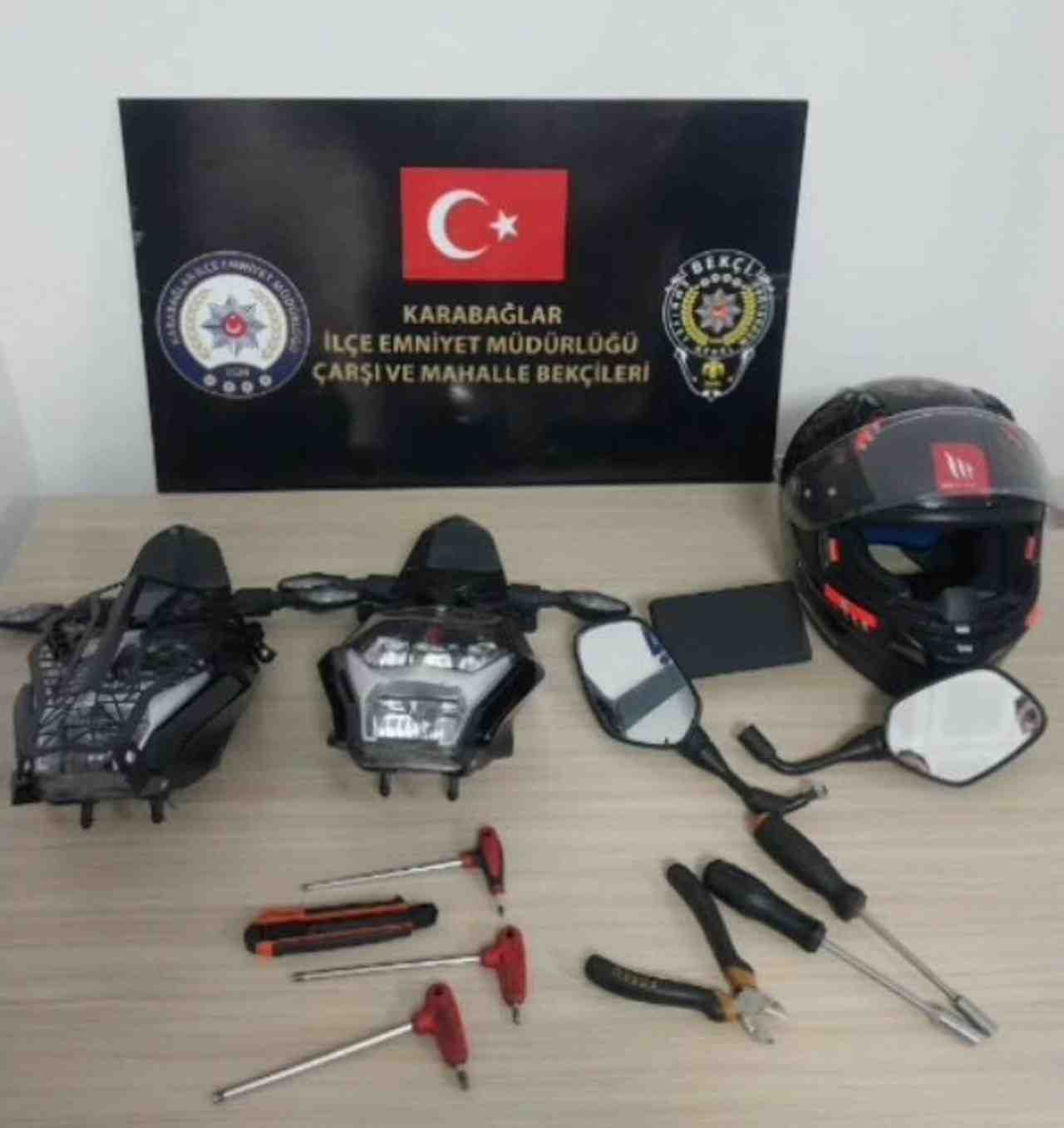 İzmir’in Karabağlar ilçesinde devriye gezen polis ekipleri, motosikletlerden parça çalmaya