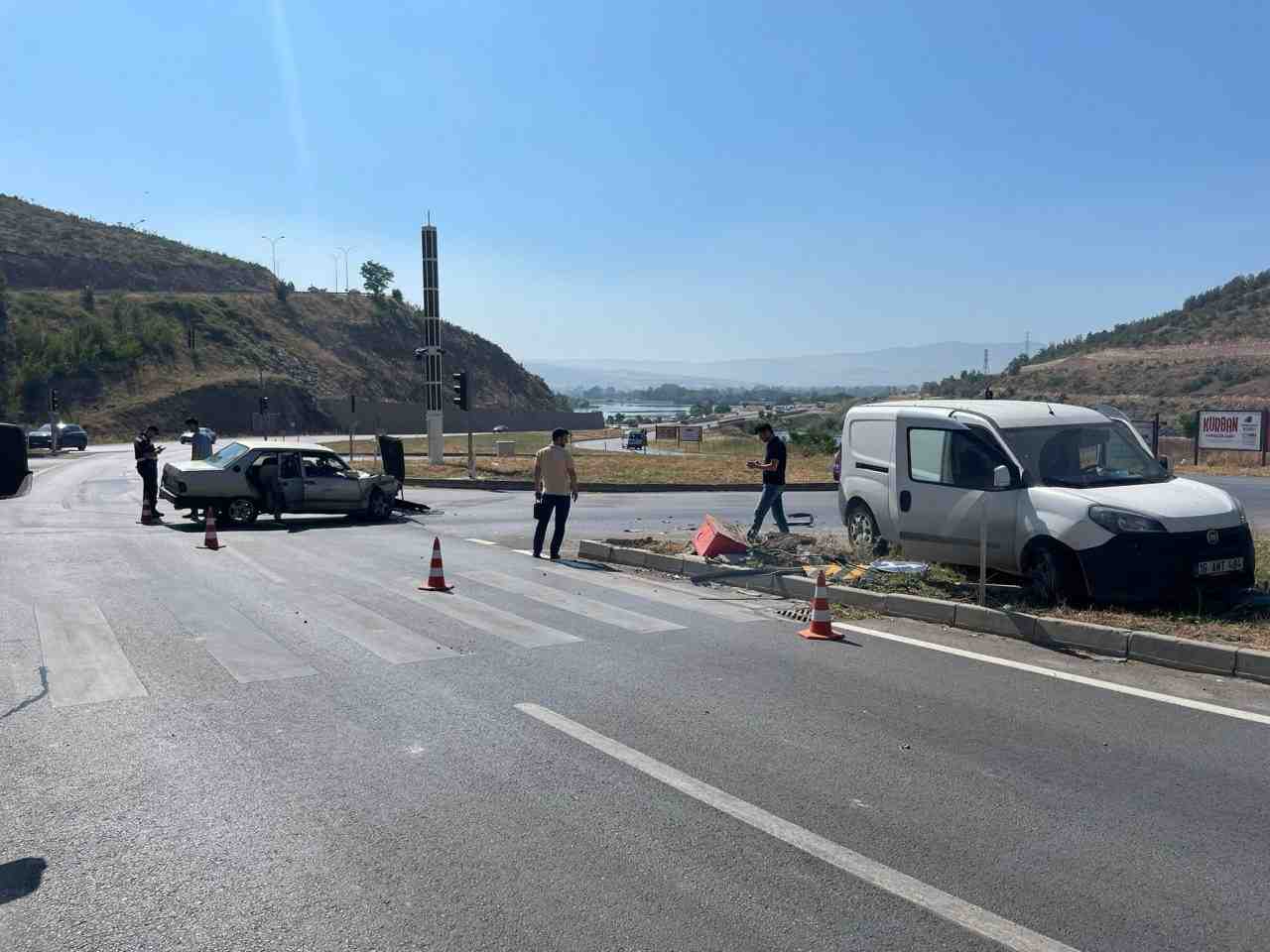 Bursa’nın İnegöl ilçesinde, sabah saatlerinde meydana gelen trafik kazasında 3