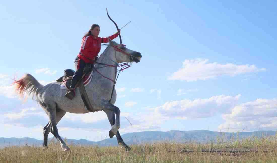 Erzurum’da sınıf öğretmeni olarak görev yapan ve atlı okçulukta Türkiye’yi