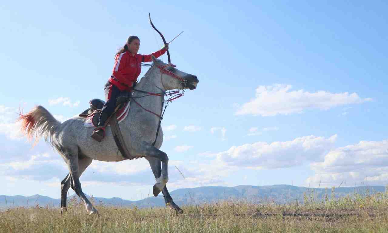 Erzurum’da sınıf öğretmeni olarak görev yapan ve atlı okçulukta Türkiye’yi