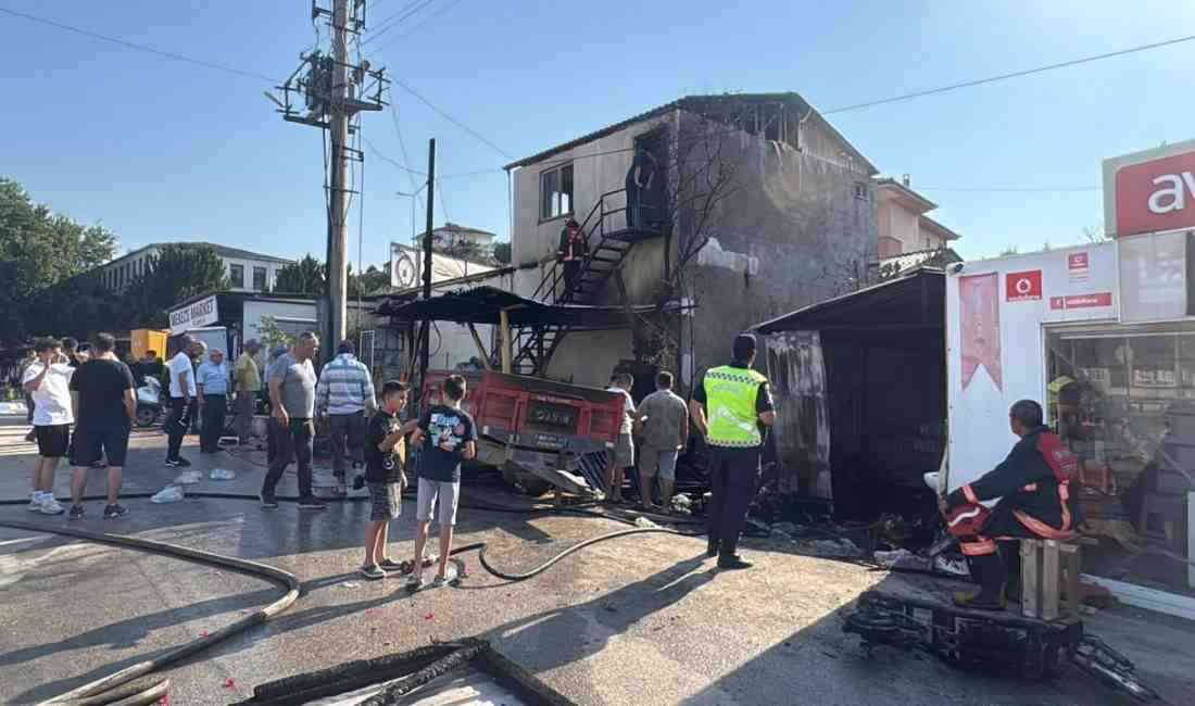 SAKARYA’nın Pamukova ilçesinde bir market deposunda yangın çıktı. Alevlerden sıçrayan