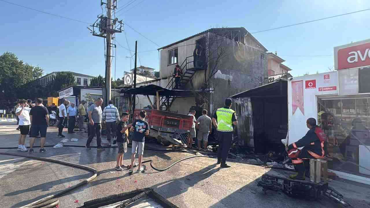 SAKARYA’nın Pamukova ilçesinde bir market deposunda yangın çıktı. Alevlerden sıçrayan