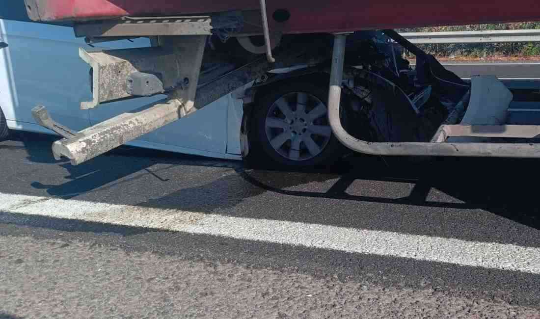 Şanlıurfa-Gaziantep kara yolunda meydana gelen trafik kazasında, otomobilin TIR’a arkadan