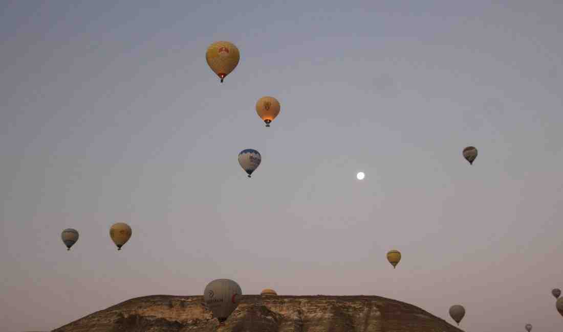 Kapadokya Semalarında 15 Temmuz Anması: Balonlar Türk Bayraklarıyla Havalandı Ömer Halisdemir’in posteri ve “Destan Gençlerle Yazıldı” mesajı gökyüzünde dalgalandı