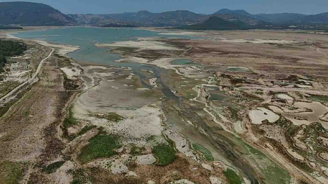 İzmir’in içme suyu ihtiyacının büyük bölümünü karşılayan Tahtalı Barajı’nda su