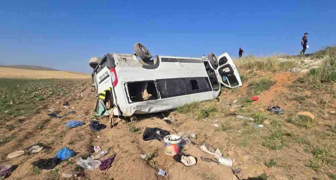 Konya’nın Yunak ilçesinde tarım işçilerini taşıyan minibüsün şarampole devrilmesi sonucu