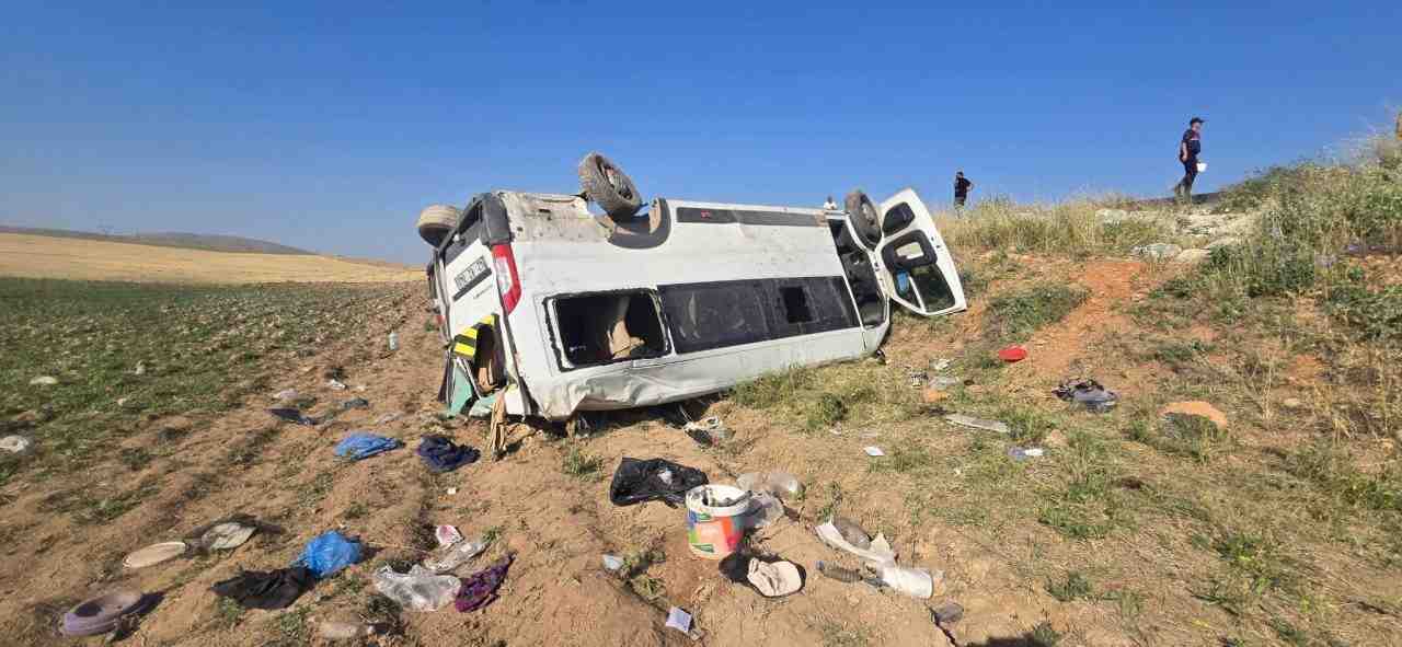 Konya’nın Yunak ilçesinde tarım işçilerini taşıyan minibüsün şarampole devrilmesi sonucu
