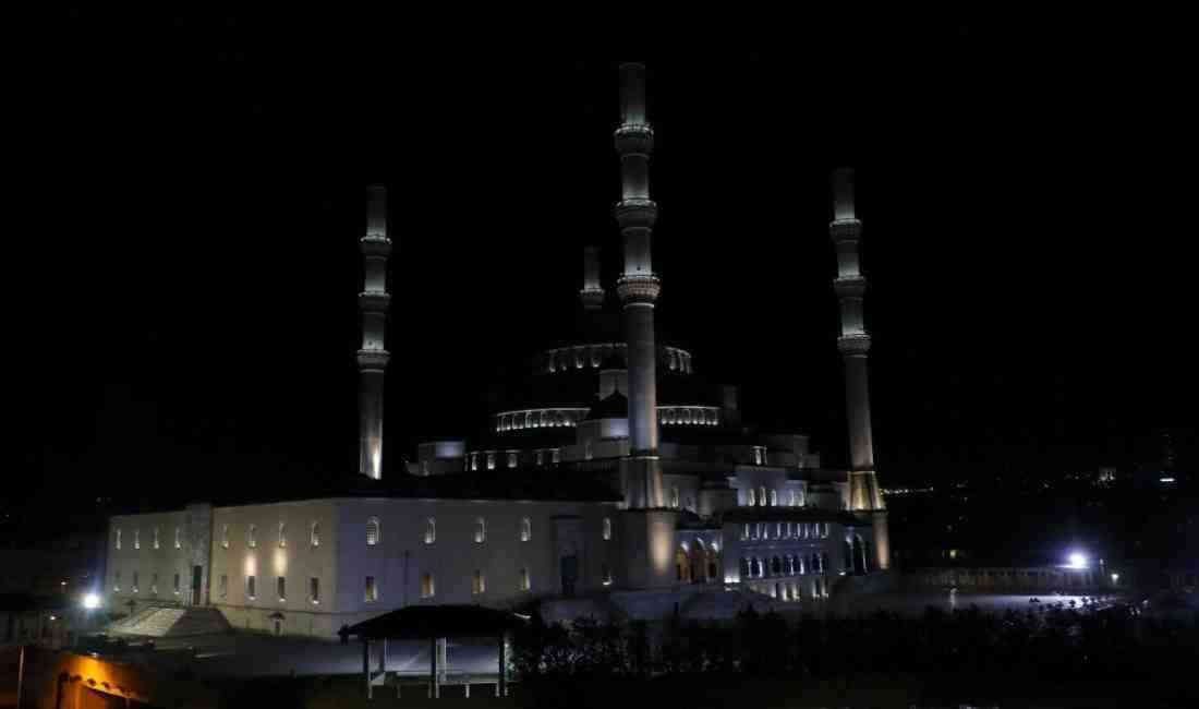 Yatsı Namazından Önce Türkiye Genelinde Dua Etmek İçin Camilerde Bir