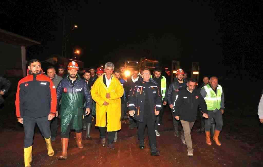 Kars’ta etkili olan sağanak yağışın ardından yaşanan sel felaketinden etkilenen