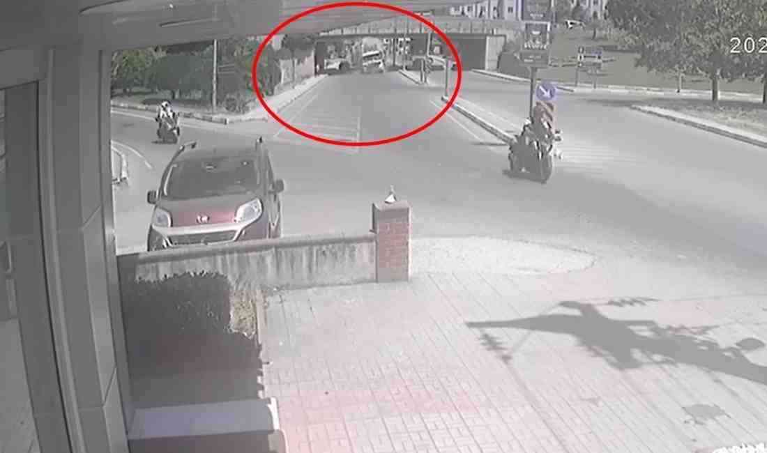 Alt geçide çarpan TIR’ı itfaiye ekipleri kurtardıYalova’da dorsesinde inşaat demiri