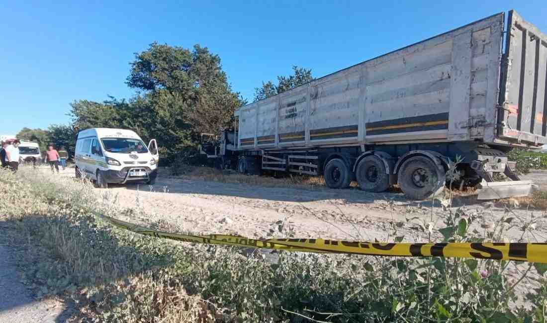 Karapınar’da Dehşet: TIR Şoförü Arkadaşı Tarafından Öldürülüp Yakıldı Devrilen TIR’da Korkunç Cinayet Ortaya ÇıktıKonya’nın Karapınar ilçesinde, şarampole devrilip