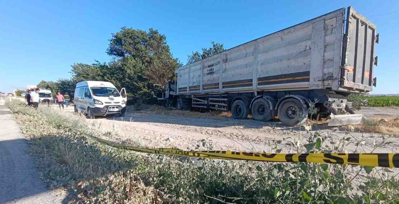 Devrilen TIR’da Korkunç Cinayet Ortaya ÇıktıKonya’nın Karapınar ilçesinde, şarampole devrilip