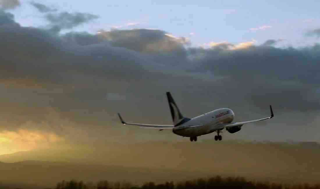 Ankara’dan Bingöl’e giden yolcu uçağı, iniş sırasında yıldırım çarpması nedeniyle