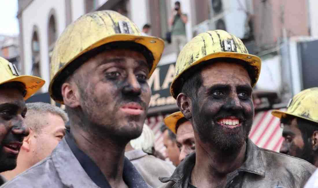 Zonguldak’ta Maden İşçileri Meydanda: “Sefalet Zammını Kabul Etmiyoruz” Madenci Anıtı’nda Tepki EylemiZonguldak’ta, Madenci Anıtı önünde toplanan maden işçileri,