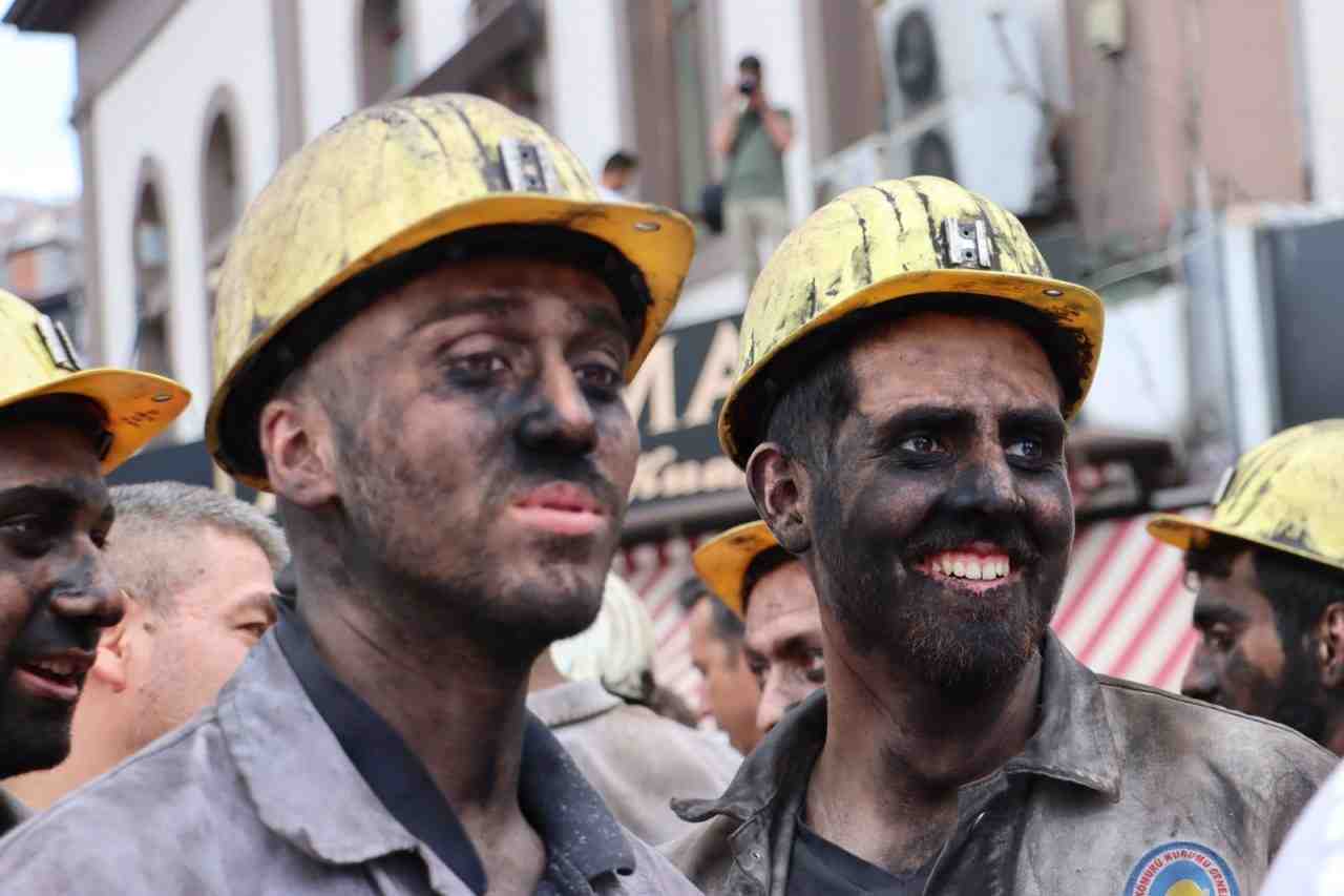 Madenci Anıtı’nda Tepki EylemiZonguldak’ta, Madenci Anıtı önünde toplanan maden işçileri,