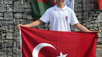 İzmirli 12 yaşındaki milli rüzgar sörfçüsü Tuna Tekin, 16-23 Ağustos