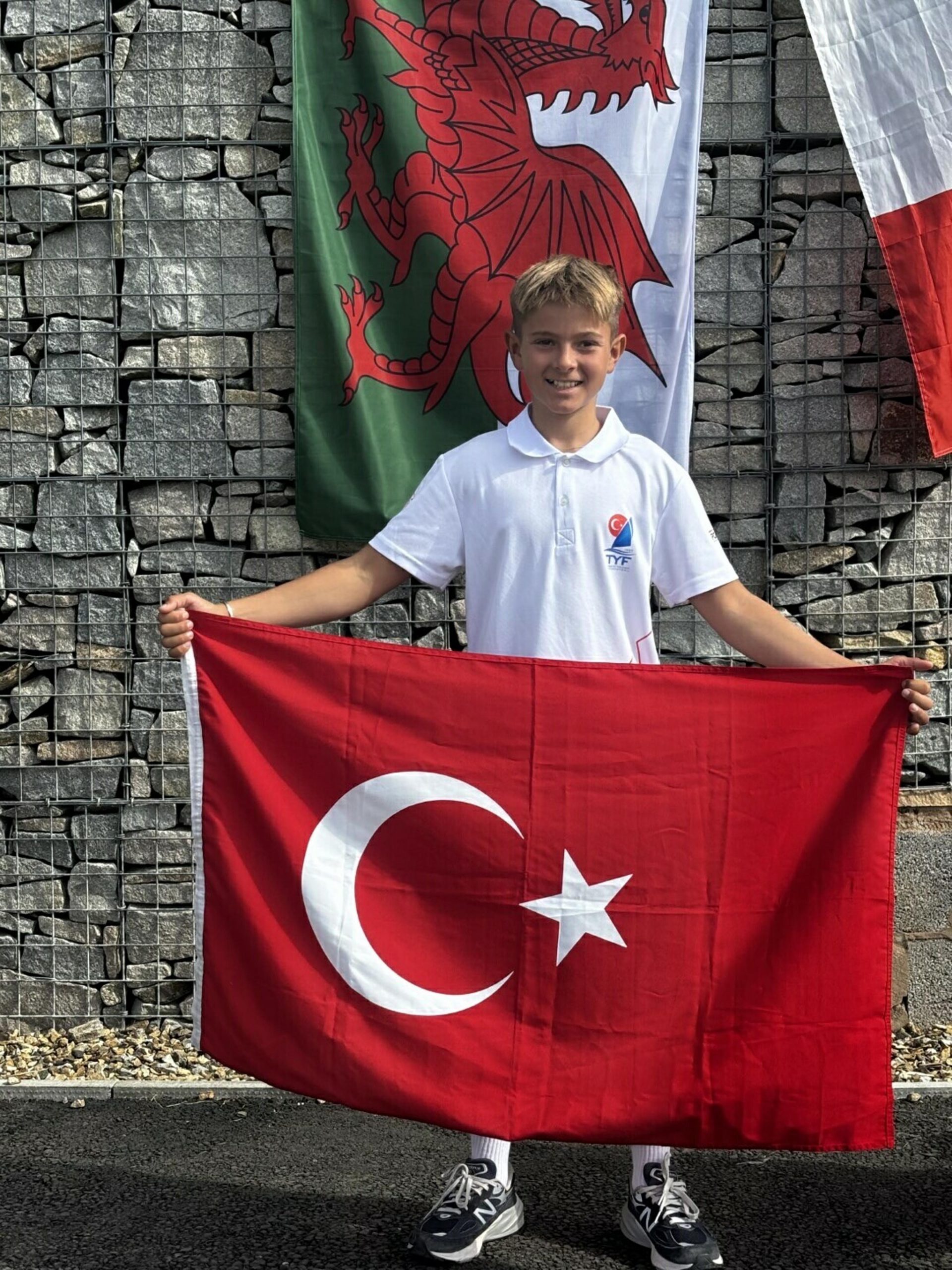 İzmirli 12 yaşındaki milli rüzgar sörfçüsü Tuna Tekin, 16-23 Ağustos