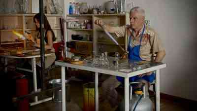 ANKARA – Cam üfleme ustası Fatih Gölbaşı (70), arkeolojik kazılarda