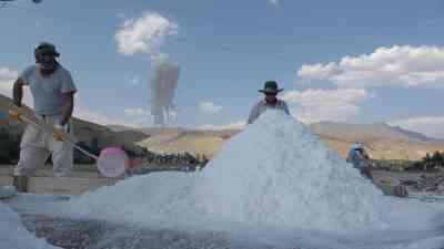 Kemah tuzu, 40 derece sıcakta geleneksel yöntemlerle üretiliyorErzincan’ın Kemah ilçesine