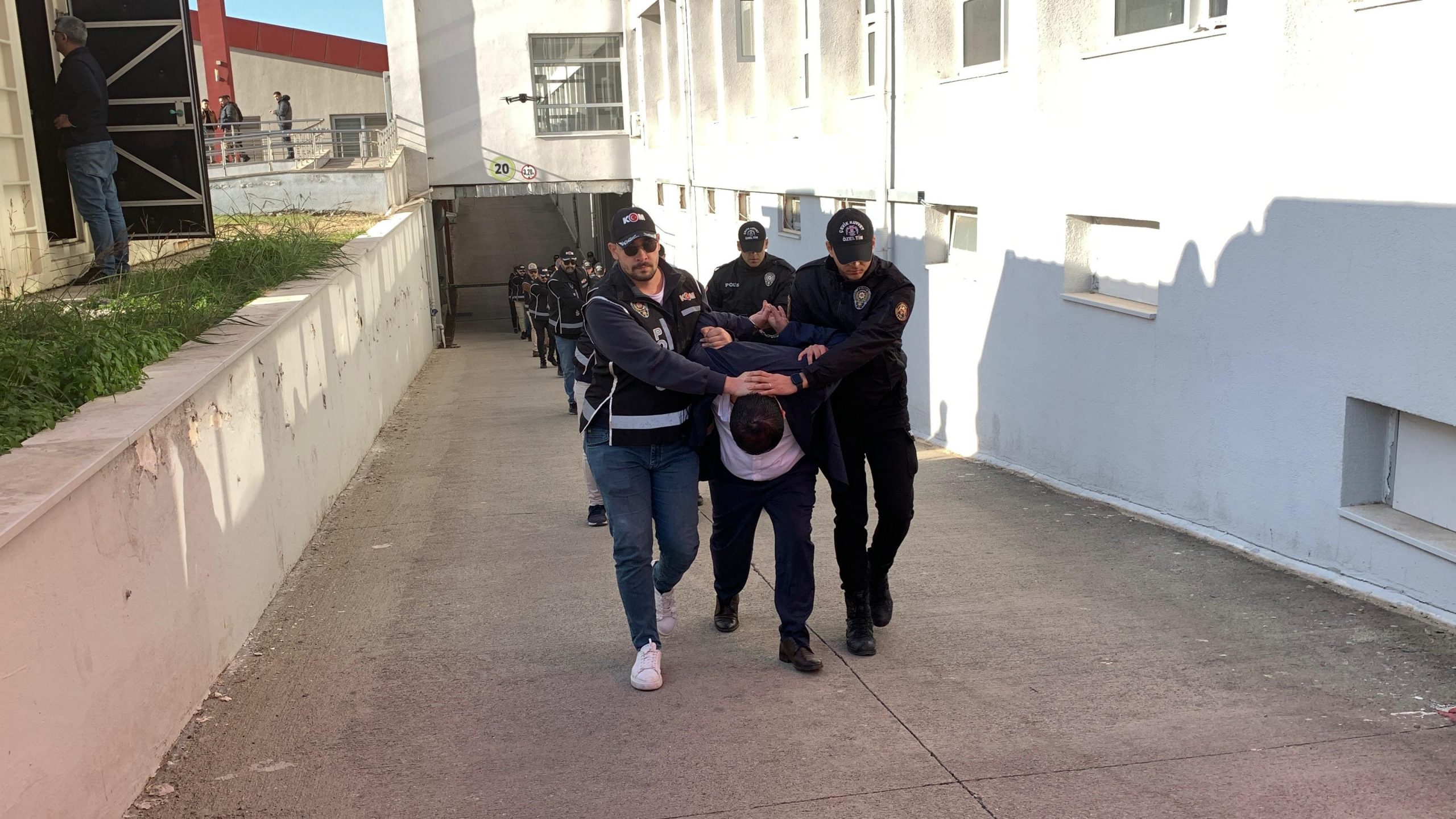 Adana‘da, Özel Harekat Şube Müdürlüğü‘nün deposundan çıkarılan el bombaları ve