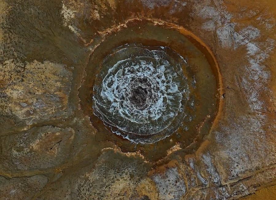 Aksaray’ın Tuz Gölü havzasındaki Yeşilova beldesinde bir tarlada, yer altından