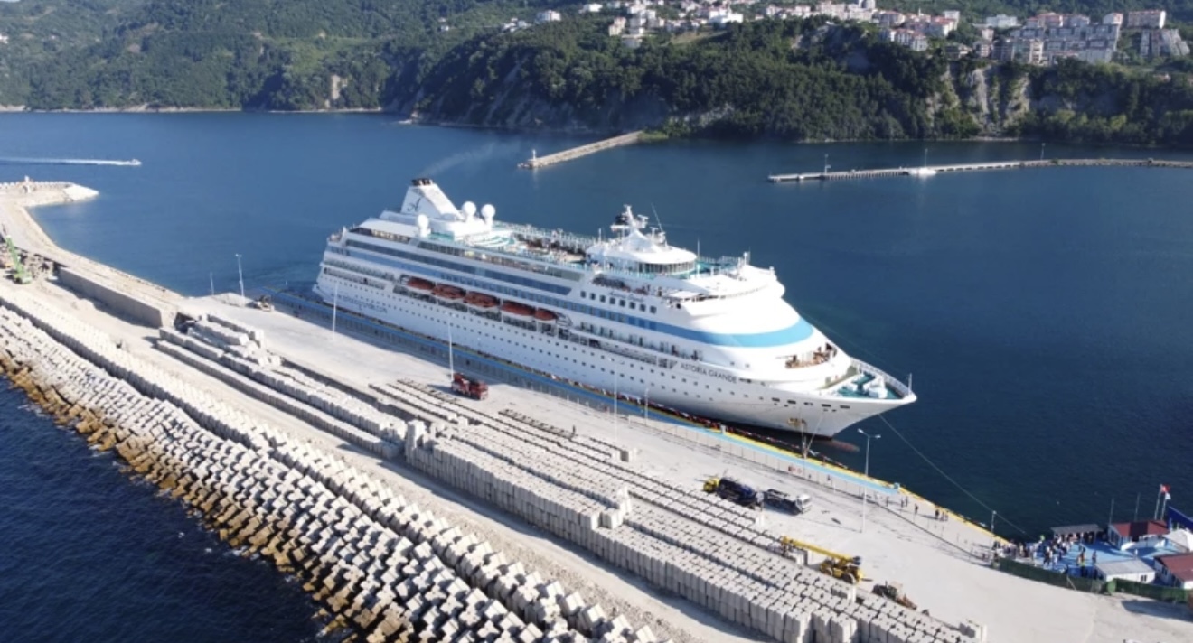 Bartın’ın Amasra Limanı, 79. kez kruvaziyer gemisi **‘Astoria Grande’**yi ağırlayarak