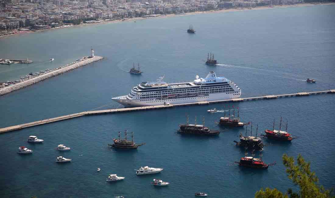 Antalya’nın Alanya ilçesine bu sabah demirleyen Nautica adlı kruvaziyer, çoğunluğu