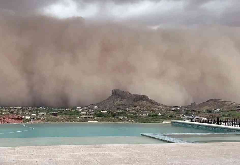 PHOENIX, ABD – Arizona eyaletinde etkili olan yüzlerce metre yüksekliğe