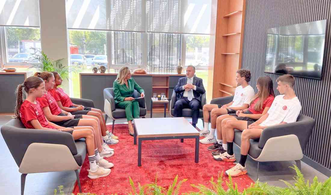 Bakan Bak, Türk Tenisinin Geleceğini Değerlendirdi Gençlik ve Spor Bakanı