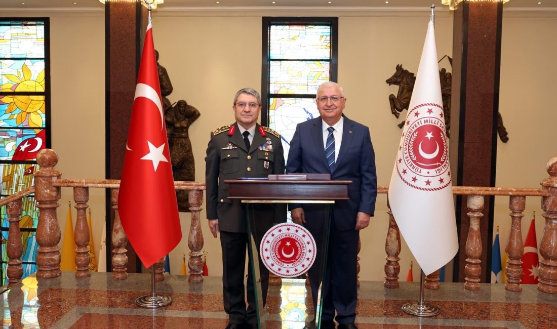 Milli Savunma Bakanı Yaşar Güler, Yeni Genelkurmay Başkanı Orgeneral Selçuk Bayraktaroğlu’nu Kabul Etti Milli Savunma Bakanı Yaşar Güler, bugün gerçekleştirilen devir teslim töreninin